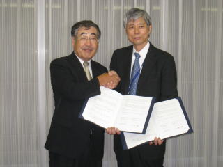 小島陽学長と片岡正俊理事長の写真