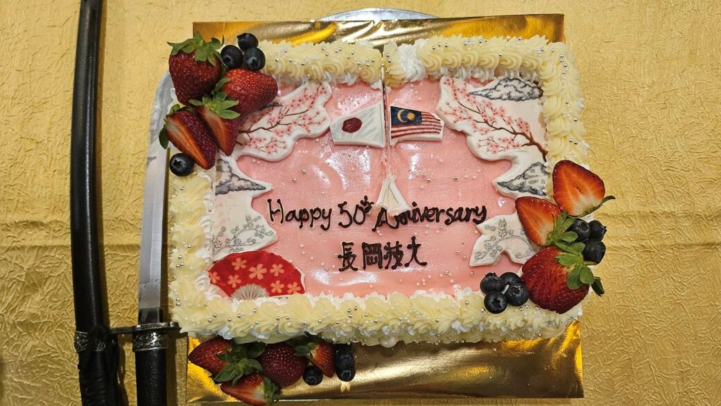 マレーシア同窓生からのお祝いケーキ