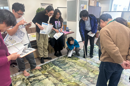 松川准教授から説明を受ける参加者