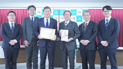 三幸製菓株式会社様から寄附目録を頂戴しました 画像