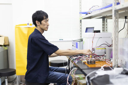 【研究紹介－Technology Pioneer】高い信頼性を有するパワーエレクトロニクス回路の開発（日下佳祐准教授） 画像
