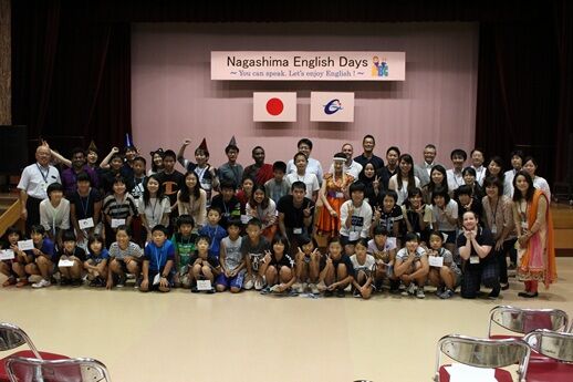 小学生と留学生の国際交流イベント集合写真（2nd ISLife）