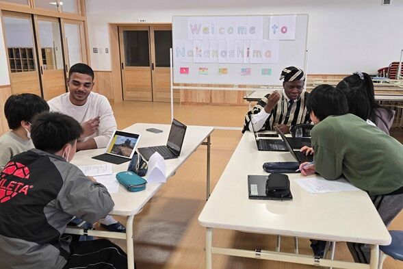 「Let’s talk in English with international students!」を開催(小学生と留学生の交流イベント)