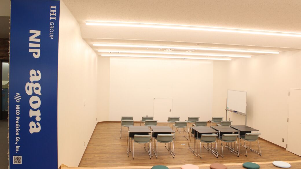 サインが掲げられた施設の写真