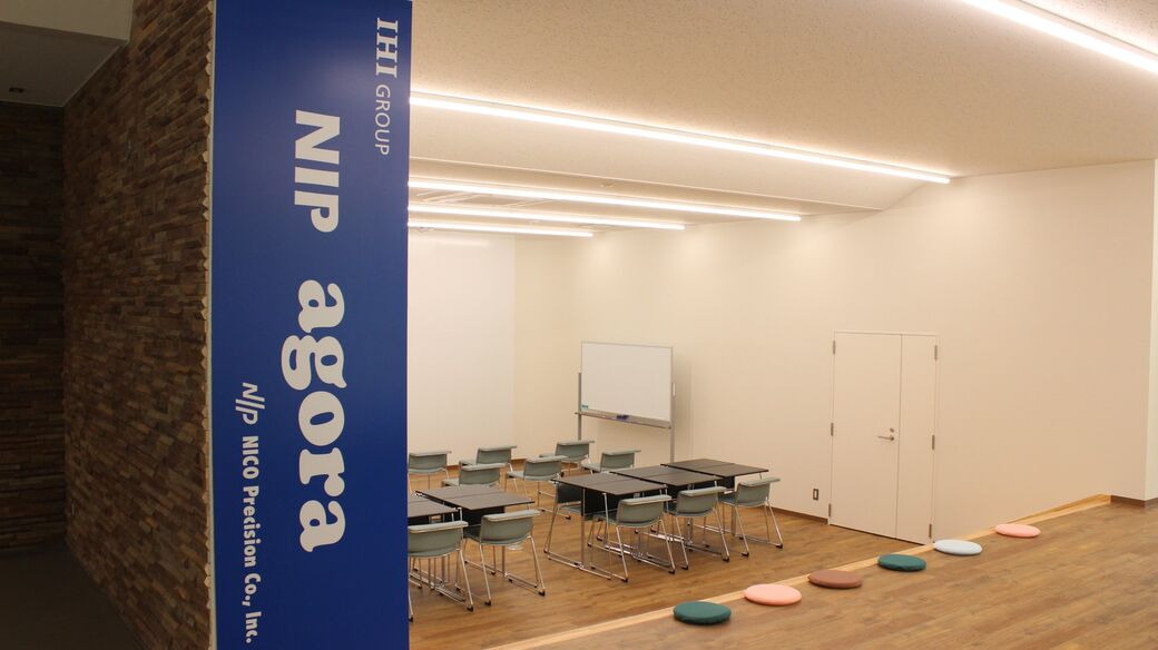 サインが掲げられた施設の写真