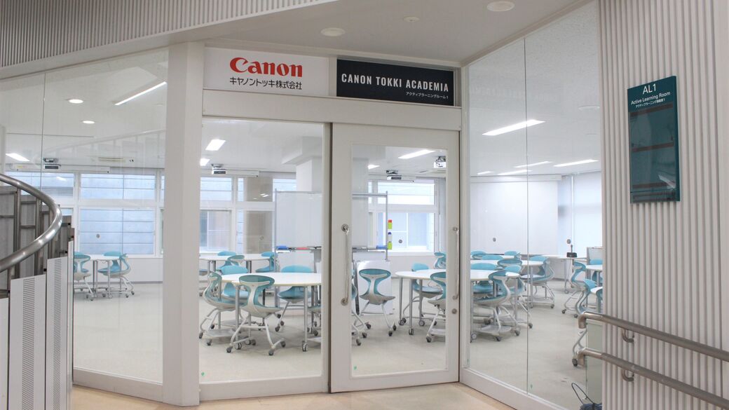 サインが掲げられた施設の写真