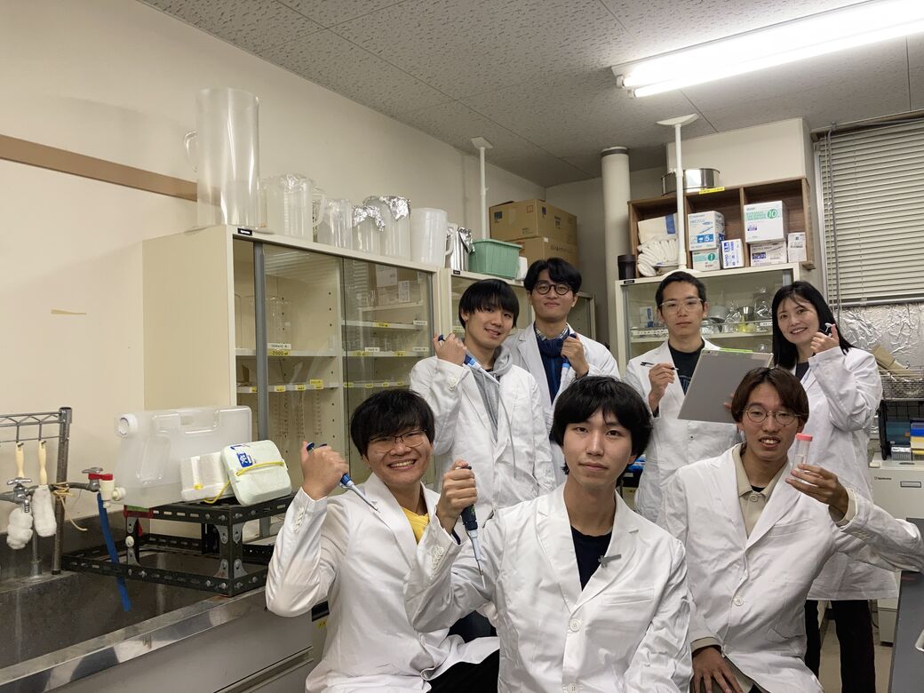 図3 笑顔と探究心を胸に、世界を舞台に挑戦を続けるメンバーたち サイエンスも日々の交流も、「楽しむ」姿勢を原動力としています