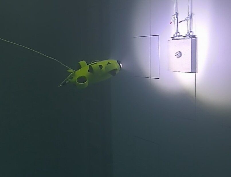 図1 ダム点検を想定した水中ロボットの評価試験の一例