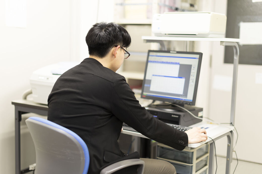 実験データを確認する様子