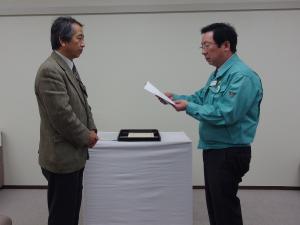 内山代表取締役社長からの目録贈呈の写真